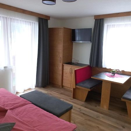 Haus Alpenflora Apartamento Flirsch Exterior foto