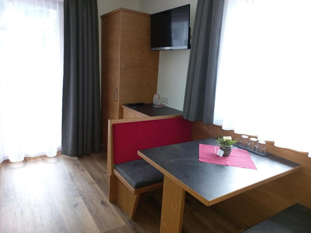 Haus Alpenflora Apartamento Flirsch Exterior foto