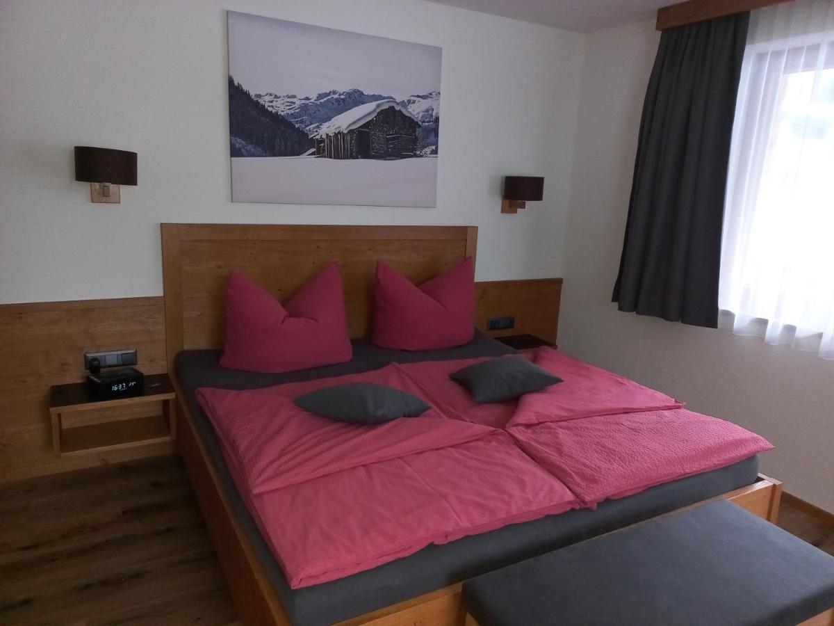 Haus Alpenflora Apartamento Flirsch Exterior foto