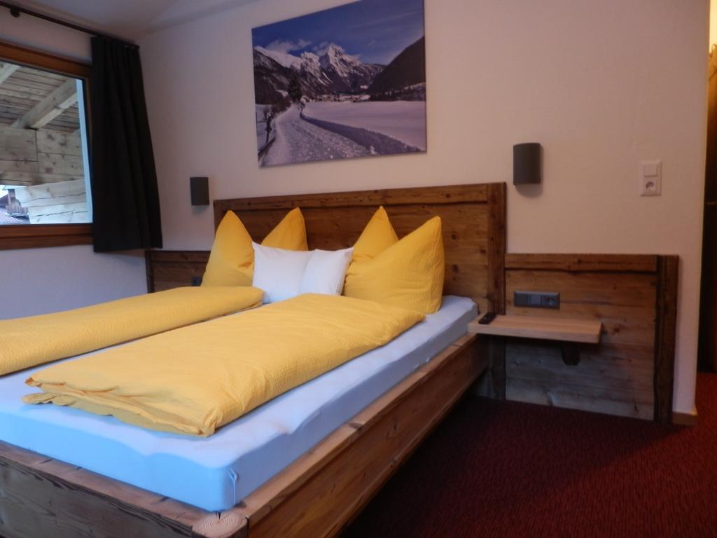 Haus Alpenflora Apartamento Flirsch Exterior foto