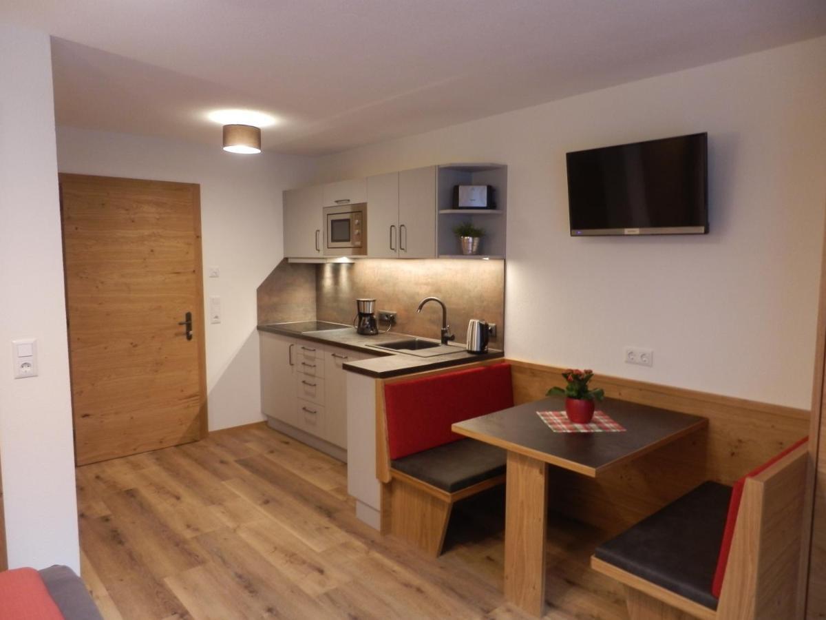 Haus Alpenflora Apartamento Flirsch Exterior foto